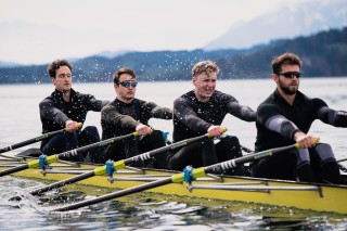 Die Ruderer von 44west in einem Vierer-Ruderboot auf dem Zugersee.